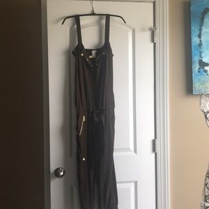 Gorgeous jumpsuit! Straps can cross in back